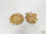 2  enfeites de bronze, representando folha em bronzeMedida:12 cm diametro e 10,5 cm x 13 cm.