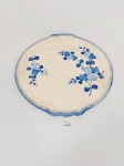 Prato para Bolo em Faiança Possivelmente Inglesa Decorada Flores Azuis. Medida 29 cm diametro. apresenta manchas