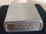 ISQUEIRO METALICO - Zipol - sem fluído - não testado - item no estado. MEDE: 5,5cm altura X 1,2cm largura X 3,5cm comprimento.