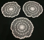 ARTE DE MESA - LINDAS TOALHINHAS - kit com 3 unidades - formato: redondo - cor: branco - em crochê - feito à mão - no estado - MEDE: 22cm diâmetro.