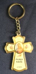 Chaveiro - Em forma de cruz com a imagem de Nossa Senhora - Contém a descrição - "Proteja Arlette". Em bom estado de conservação - MEDE (cruz): 6,2cm altura X 4,5cm largura.