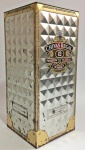 BELA LATA (caixa) de Whisky CHIVAS REGAL - 12 (doze) anos - Premium Scotch. Peça em metal no estado. Acompanha garrafa VAZIA. Mede: 26cm altura X 11cm largura X 11,5cm comprimento.