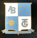 LINDO E ANTIGO BROCHE DE TURISMO - com as iniciais: AB TG - detalhes em dourado, azul e branco. Contendo os símbolos do Cruzeiro do Sul e Pontos Cardeais - em ótimo estado - MEDE: 3,2cm de altura X 3,5cm de largura.