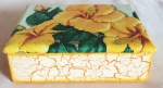 CAIXINHA PORTA JÓIAS - em madeira MDF - tampa em estilo floral nas cores: amarelo e verde - com desenhos em alto relevo. No estado. MEDE: 4,5cm altura X 9,5cm largura X 13cm comprimento.