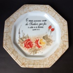 Lindo prato decorativo em porcelana, Shimidd. Detalhe, versículo, salmo, pintura floral feita a mão. Borda pintura efeito raízes atrás do prato, no estado, frente bom estado. Mede 3,3cm profundidade x 26,5cm largura borda superior x 17cm base diâmetro.