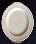 BELA E ANTIGA TRAVESSA EM PORCELANA INGLESA - Marca: Grindley - Formato: oval - borda ondulada - alça policromia - no estado. Mede 1cm profundidade x 21,5 cm largura x 26,5cm comprimento.