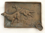 ANTIGO CINZEIRO - em bronze - com formato retangular e detalhe em alto relevo de dois cães de caça - item em bom estado. Medindo 1cm altura x 8cm maior largura x 11,5cm maior comprimento.