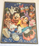 LINDO QUADRO INFANTIL - WALT DISNEY - Origem Americana - Gravura emoldurada em vidro. Contorno plástico, fundo (verso) em papelão. Peça em bom estado. MEDE: 51cm altura X 1cm largura X 41cm comprimento. RETIRADA NO LOCAL.