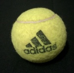 BOLA DE TÊNIS ORIGINAL - Marca: ADIDAS - no estado. Medindo: 6,5 cm diâmetro.