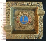 Belo Cinzeiro de Mesa - Em Bronze - Lions International - no estado - MEDE: 1,5cm altura X 6cm largura x 6cm comprimento.