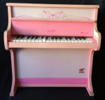 RETIRADA SOMENTE NO LOCAL. ANTIGO PIANO INFANTIL - Marca: Giese "Despertando Talentos - Cantiga - contém 37 super-teclas - funcionando. Item no estado. Todo em madeira. Mede 62cm altura x 26cm largura x 56cm comprimento.