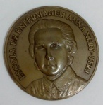 ANTIGA MEDALHA - da Escola de Enfermagem Anna Nery - UFRJ - Comemorativa aos oitenta anos de história na enfermagem brasileira. Período: 1923 a 2003. Atualmente 97 anos. Em bom estado. Peça em Bronze. MEDE: 5cm de diâmetro X 2mm de espessura. Em sua caixa original em madeira forrada em seu interior com veludo acolchoado - no estado. Caixa mede: 3cm de altura X 9cm de largura X 9cm de comprimento.