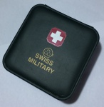 BELO PORTA RELÓGIO - SWISS MILITARY - caixa firme - parte interna no estado - MEDE: 6cm altura X 9.5cm largura X 9,5cm comprimento.