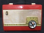 Antigo e Lindo Rádio á Pilha - em baquelite - marca: Philco Transistone II - Série interna , placa de componentes B56-1548-2, seletor de mudança de sintonia com boa rotação - faltando botão lateral que liga - parte traseira interna acompanha esquema diagrama modelo B-460-0. Aparelho não testado. MEDE: 18cm altura X 10,5cm largura X 24cm comprimento.