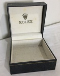 Porta relógio - Rolex - item no estado - apresenta marcas do tempo. Forro externo: Corvin. MEDE: 6cm altura X 10cm largura X 10cm comprimento.