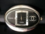 Lindo Relógio Chanel - Paris 2088 - OR G 20M Swiss Made - não possui pulseira - relógio está parado por motivo desconhecido (podendo ser bateria). Item em formato oval - no estado. MEDE: 1cm altura X 3,8cm largura X 5cm comprimento.