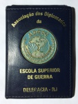 Antiga carteira Presidência da República Ministério da Defesa ESG Escola Superior de Guerra - Delegacia RJ - Associação dos Diplomados - no estado. Mede 12 cm alt x 1 cm larg x 8,5 cm comp.