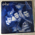 LP A-HA - capa no estado - item tocando verso, música e letra -  Side One.