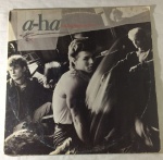 LP A-HA - Hunting High end Low - capa no estado - item tocando.