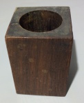 Antigo suporte para material de escritório , formato retangular  feito em madeira de jacarandá serve para acondicionar clips, canetas  e etc.no estado mede 9,2 cm de alt. x 6x6 cm de lados.