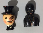 Par de antigos enfeites  de rolha de garrafa, objetos em madeira nas figuras de cavalheiro e personagem afro ,no estado mede cada 4,5 cm alt. x 3 cm larg.