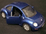 Brinquedo Maisto - Fusca Volkswagen New Beetle - scala 1/37 - China em metal - portas se abrem - falta um dos faróis - item no estado. Mede 4 cm alt x 5 cm larg x 11 cm comp.