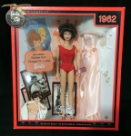 Barbie 50 anos - para colecionador - original Matel - na caixa - Barbie Brunette, Bubble Cut, Vintage, Barbie 1962 - acompanha acessórios completos: colar, brinco, luvas, sandálias, vestido de gala - em ótimo estado. Medida total na caixa: 33 cm alt x 7,5 cm larg x 29,5 cm comp (caixa aberta).