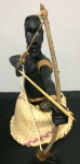 Magnífica escultura Africana - em madeira talhada (cintura para cima) - base em argamassa - contorno em gesso. Roupa em palha; figura representativa guerreiro africano. Item foi recuperado (reparo nos braços, colado de volta ao tronco). Observação: objeto apresenta uma rachadura no tórax. Ornamentado por utensílios de couro nos braços. Acompanha arco e flecha. MEDE: 31cm altura X 19cm largura X 33cm comprimento.