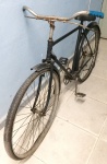 RETIRADA SOMENTE NO LOCAL. ANTIGA BICICLETA - Identificada apenas no guidom como CALOI - Aro 28 - quadro foi pintado (não identificado) - pneus no estado e não originais - caixa de pedal com defeito - item no estado - apresenta marcas do tempo.