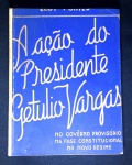 Antigo e Raro Livro - "A ação do Presidente Getúlio Vargas", no governo provisório na fase constitucional no novo regime. Exemplar do ano de 1940 - contém 199 páginas. Item no estado - apresenta marcas do tempo. MEDE: 2cm altura x 14cm largura x 18,5cm comprimento.