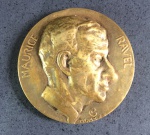 ANTIGA E RARA MEDALHA em bronze - Maurice Ravel (francês, compositor e pianista) - MCMXXX - em bom estado de conservação - Busto em alto relevo, MEDE: 6mm espessura X 50mm diâmetro.