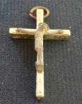 ANTIGO Pingente - CRUCIFIXO EM METAL - no estado. MEDE: 4cm de altura X 2,5cm de comprimento.