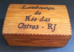 LINDO E PEQUENO BAÚ - em madeira - contém a gravação "Lembrança de Rio das Ostras, RJ" - em bom estado - MEDE: 8,5cm altura X 10cm largura X 18,2cm comprimento.