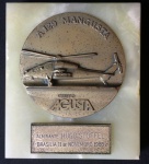 BELÍSSIMA HOMENAGEM - ao Almirante Hugo Stoffel Brasilia 18 de Novembro de 1988 - acima medalhão A 129 Mam Gusta - grupo Agusta - item em metal, em alto relevo sobre granito - no estado. Mede 2,2cm alt x 12,9cm larg x 14,7cm comp.