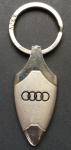 BELO CHAVEIRO de carro - em metal inox, Marca Audi. No estado. Possui argola que contém a descrição: "APEX". MEDE (só o chaveiro): 5,5cm altura X 0,5cm espessura X 2,5cm comprimento.