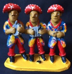 BELA ESCULTURA - em cerâmica (argila) - figura de Trio nordestino - pintado à mão - MEDE: 12,5cm altura X 5,5cm largura X 14cm comprimento. Item em bom estado.