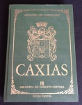 BELO LIVRO - Caxias de Affonso de Carvalho - Biblioteca do Exército - edição especial - Publicações 461. Coleção Genral Benício - Volume 140 - ano 1976 - 305 páginas - capa dura. OBs: Carvalho Affonso de 1897 - 1953, Caxias/RJ. Biografia do autor - página XV trás relatos de Pedro Calmon. Item no estado. MEDE: 2,5cm altura X 16,5cm largura X 24cm comprimento.