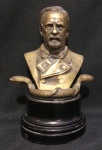 ANTIGA ESCULTURA - do Cientista francês Louis Pasteur - inventor da vacina contra raiva - peça assinada na parte de trás do busto e datada 10/12/1740 - obra sobre base de madeira. Mede 17 cm altura x 9cm de diâmetro (largura da base) x 12cm comprimento.