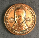 BELA MEDALHA em Bronze - Busto Ferreira de Araujo - Fundador da Gazeta de Notícias - contém a descrição: " Centenário da Gazeta de Notícias - 2 Agosto de 1975 - José Bogea Diretor." MEDE: 4,9cm de circunferência X 3mm de espessura.