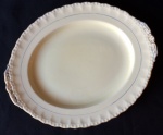 BELA E ANTIGA TRAVESSA EM PORCELANA INGLESA - Marca: Grindley Oval - borda ondulada, alça policromia - em bom estado. Mede 2cm profundidade x 25,,5 cm largura x 3,5cm comprimento.