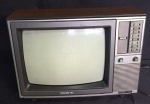 RETIRADA NO LOCAL - ANTIGA TV PHILCO FORD - Modelo PC-1401 - 127v/220v - duas antenas embutidas na parte superior - uma das primeiras televisões a cores - entrada para fone e gravador - está ligando porém não abre imagem devido ao tempo ou por falta de conversão da antena - item em plástico duro - no estado. MEDE: 34,5cm altura X 39cm largura X 45,5cm comprimento.