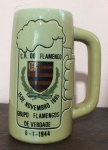 Linda e antiga caneca de chopp da brahma personalizada C. R. Flamengo de 6-1-1944, item comemorativo ao 15 de novembro 1895, em cerâmica em bom estado mede 16cm alt. x 9cm diâmetro x 13 cm comp.