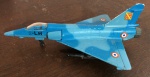 Miniatura Maisto - Caça Mirage 2000 2-lH Far. Item no estado - MEDE: 4cm altura X 8cm largura X 2,5cm comprimento. Cor predominante: azul claro.