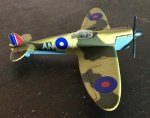 Miniatura Maisto - Avião - SuperMarine - Spitfare - em metal - Camuflagem marrom e verde. AN V BR 487. Item no estado. MEDE: 3cm altura x 11cm largura x 13cm comprimento.