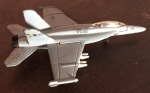 Miniatura Maisto - Caça F/A - 18 Super Homet VFA -122 - em metal - cor: cinza claro. Item no estado. OBS: Falta um míssil. MEDE: 3,5cm altura x 9cm largura x 12,5cm comprimento.