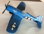 Miniatura Maisto - Avião F4U10-ABG2 USMC - item em metal - cor: azul,. Item no estado. MEDE: 3,5cm altura x 10cm largura x 13cm comprimento.