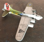 Miniatura Maisto - Avião B-17 - Fluing Fortress A 297 880 F DF - item em metal. Obs: falta uma hélice do lado esquerdo. MEDE: 2,5cm altura x 10cm largura x 14 cm comprimento.