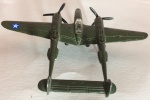 Miniatura Maisto - Avião P-38 Ligthning 12079 - em metal. Item no estado. Cor predominante: verde escuro. MEDE: 2,5cm altura x 10cm largura x 13cm comprimento.