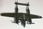 Miniatura Maisto - Avião P-38 Ligthning 12079 - em metal. Item no estado. Cor predominante: verde escuro. MEDE: 2,5cm altura x 10cm largura x 13cm comprimento.