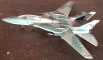 Miniatura Maisto - Caça F-14 NG - Em metal - cores predominantes: Verde e cinza - Item no estado. MEDE: 3cm altura x 11cm largura x 13cm comprimento.